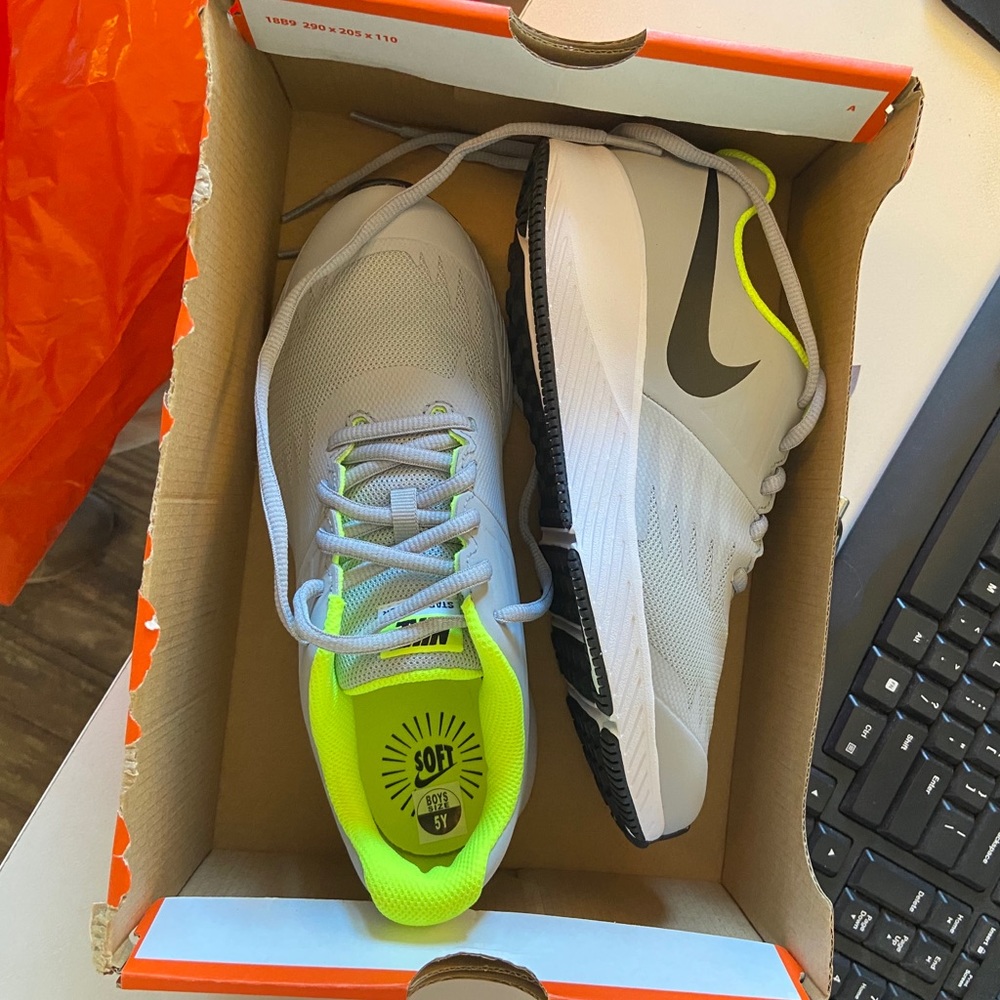 NEW Nikes size 5Y, can fit women’s 7-8